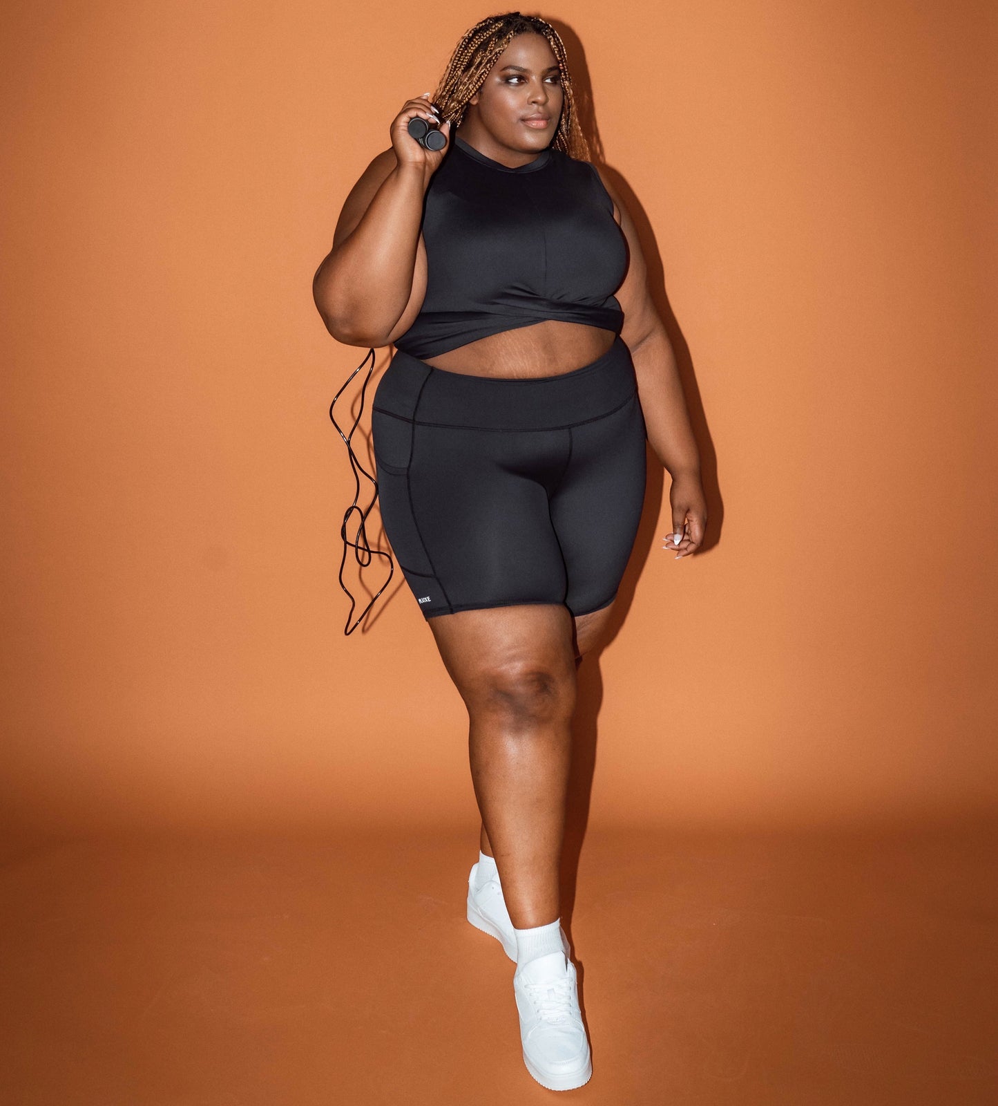 BLACK SLEEVELESS TWIST CROP