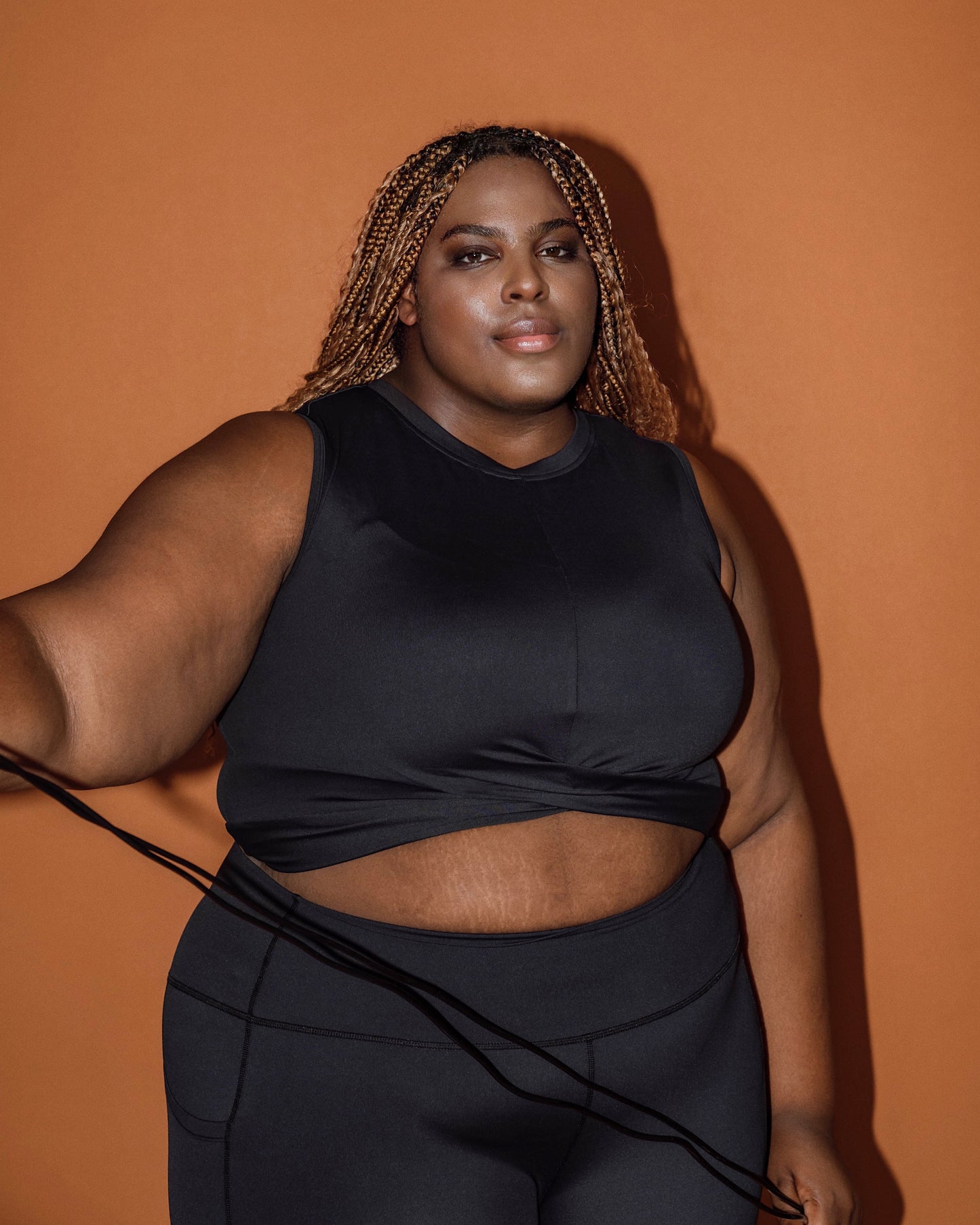BLACK SLEEVELESS TWIST CROP