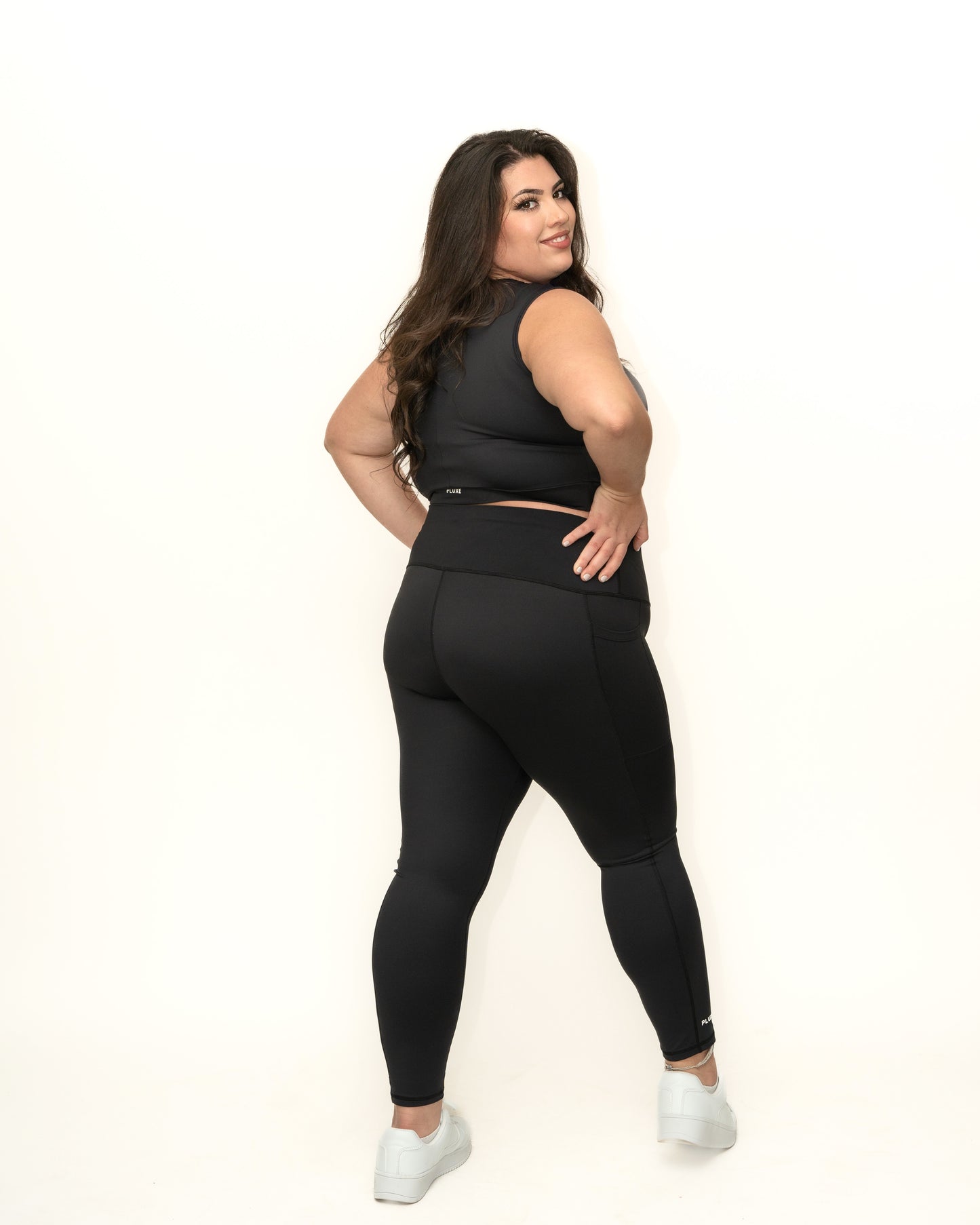 BLACK SLEEVELESS TWIST CROP
