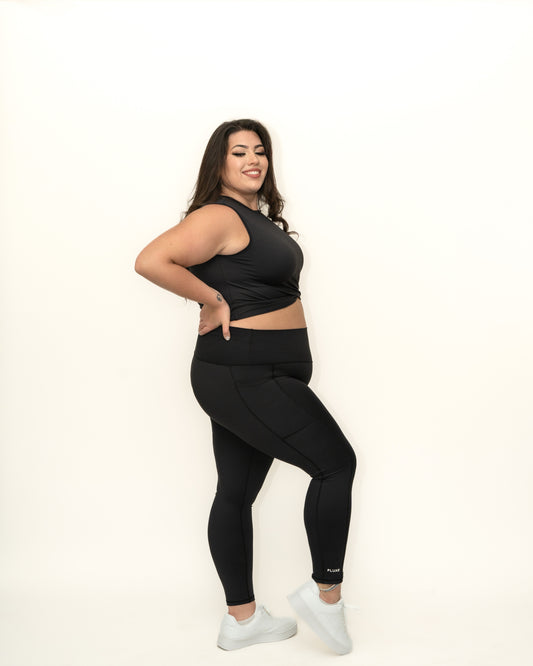 BLACK SLEEVELESS TWIST CROP